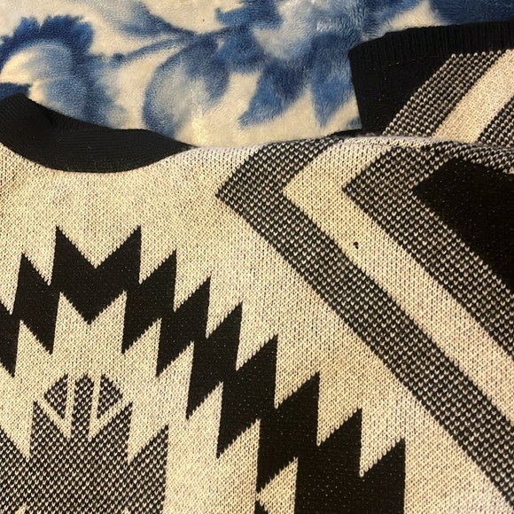 Neiman  Marcus the cashmere collection southwestern modern poncho - Picture 7 of 14